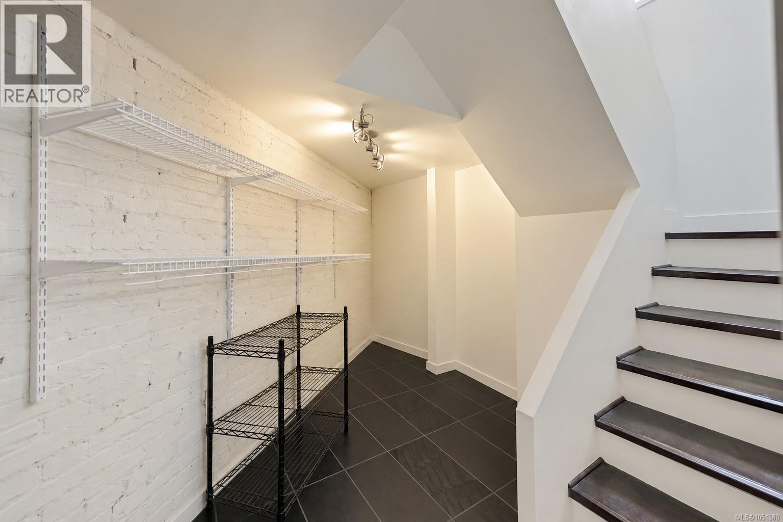 302 1407 Government St, Victoria