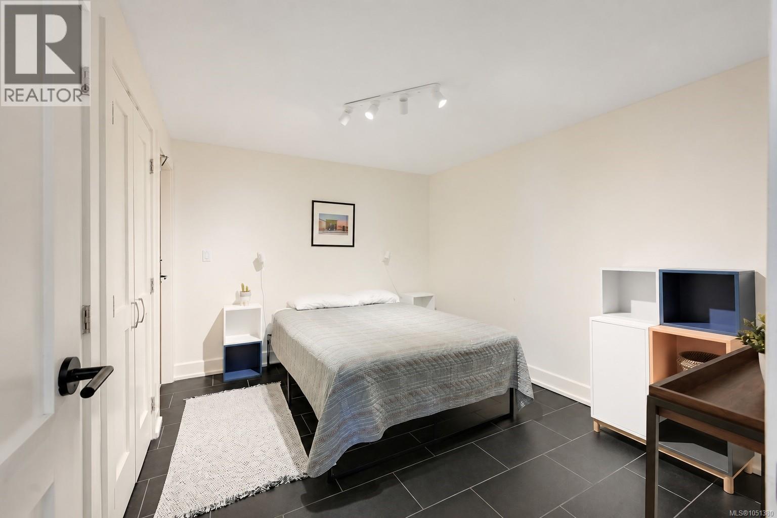 302 1407 Government St, Victoria