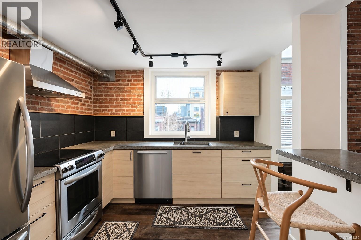 302 1407 Government St, Victoria