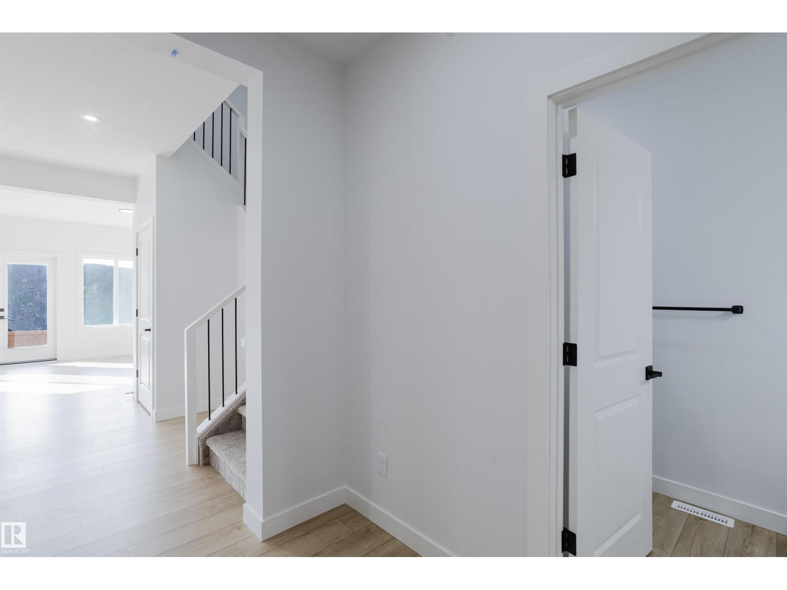 6215 29 AV SW - 7
