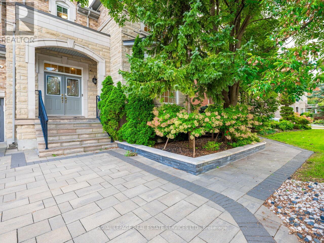 11 Beauvista Court, Vaughan, ON photo 2