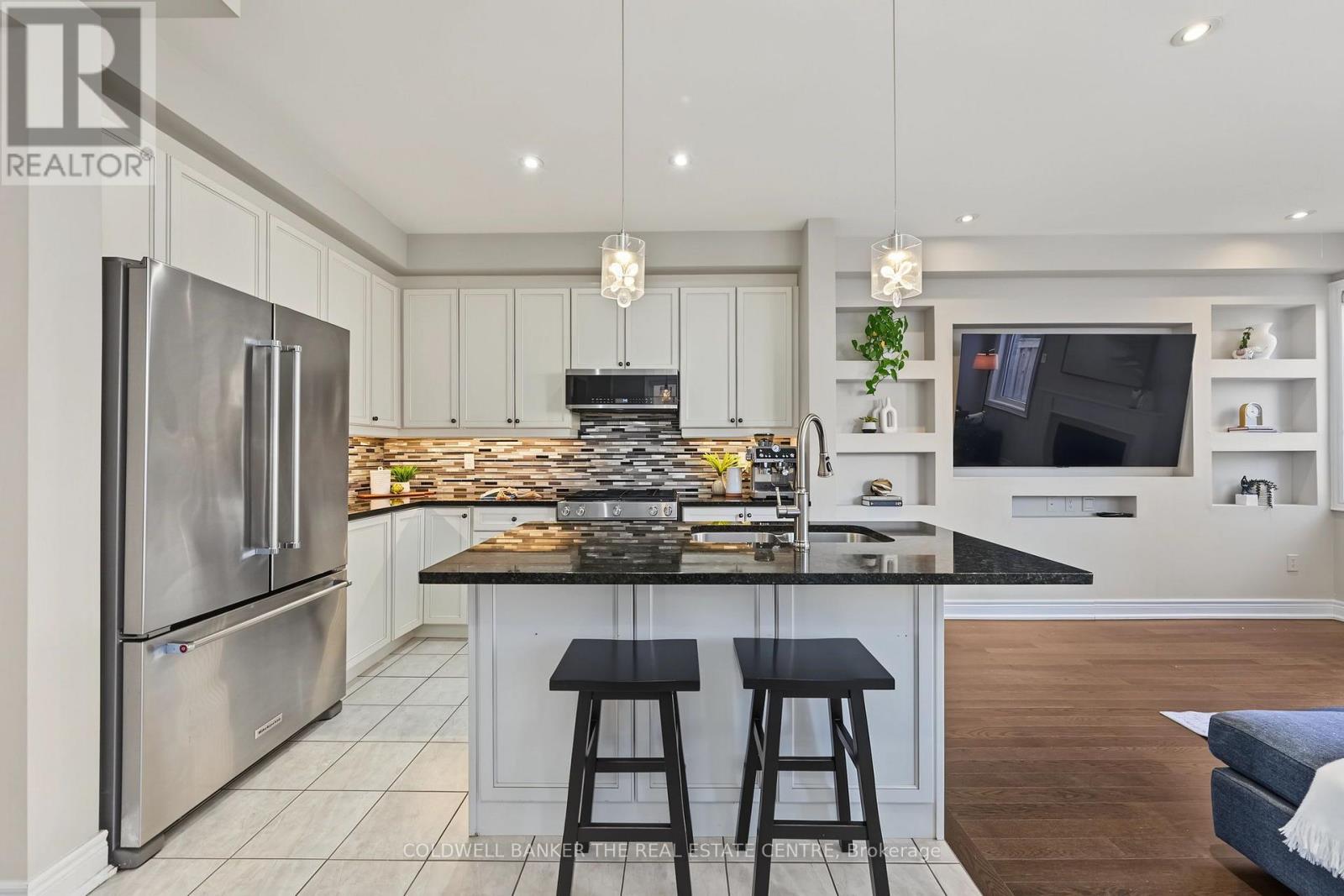 705 Yarfield Crescent, Newmarket, ON photo 8