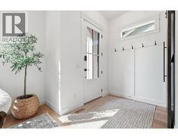 736 35 Street NW - photo 3