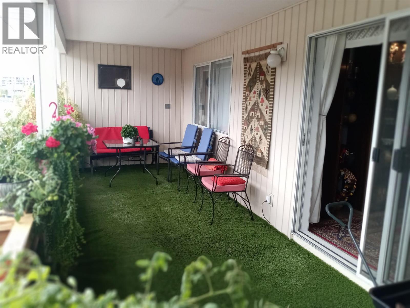 #401 272 Green Avenue - Image 13