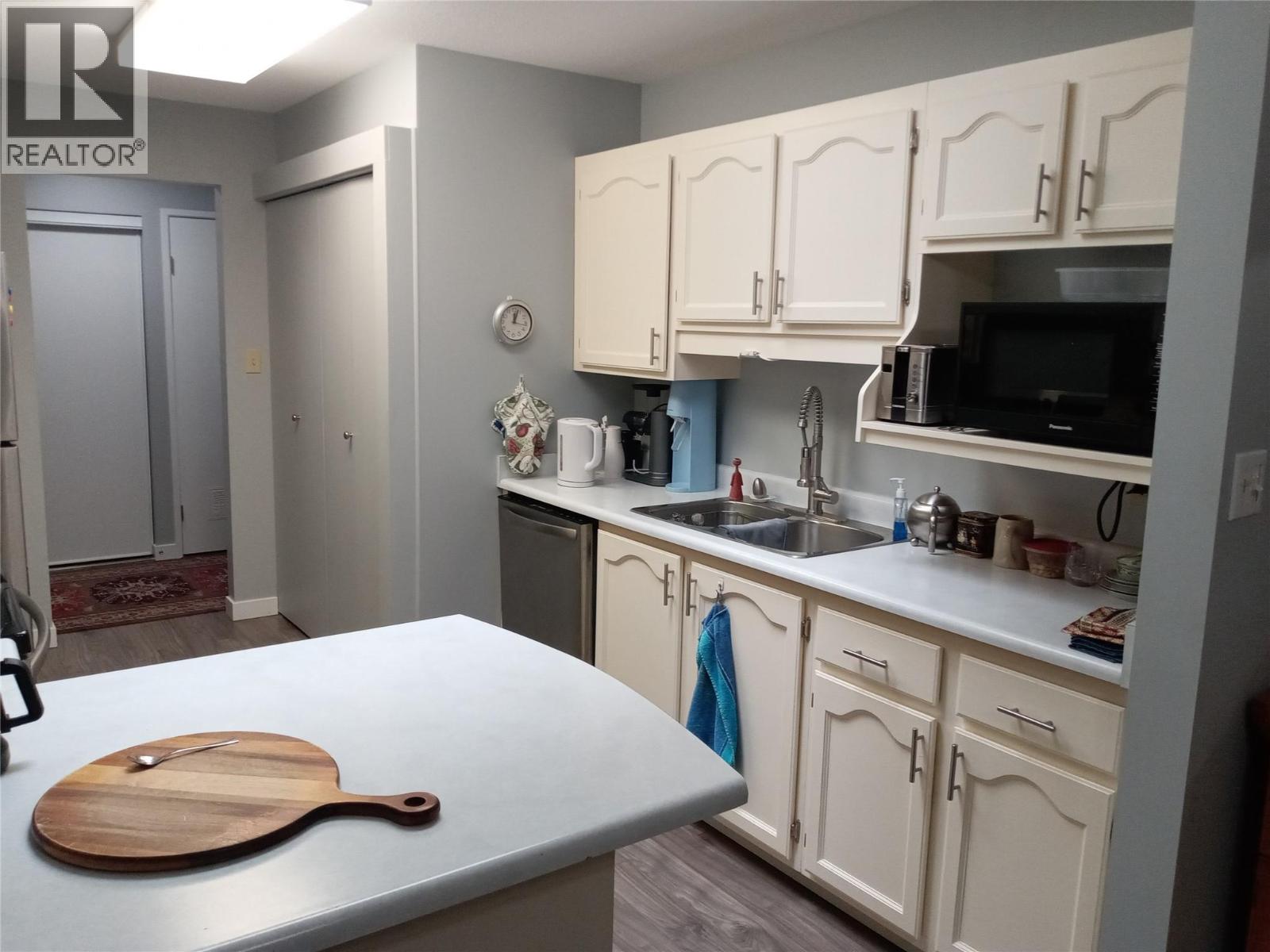 #401 272 Green Avenue - 2