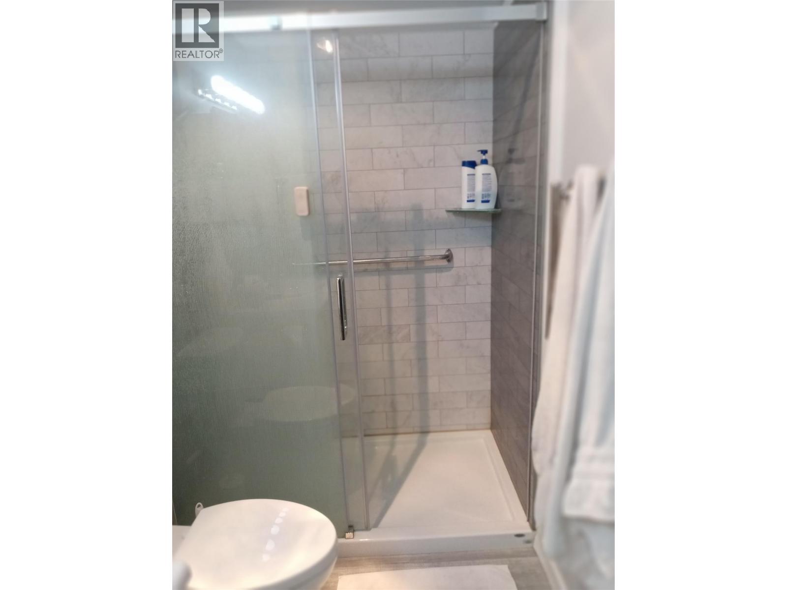 #401 272 Green Avenue - Image 8