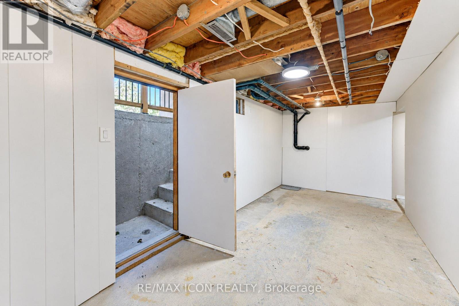 64 LOWREY AVENUE S - 31