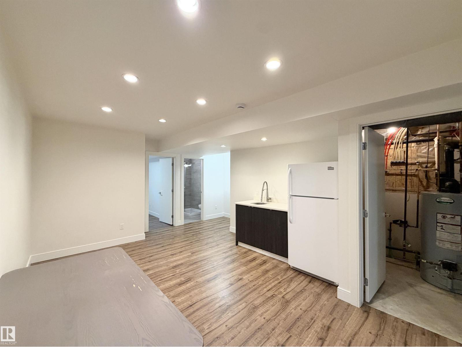 11127 77 AV NW - 30