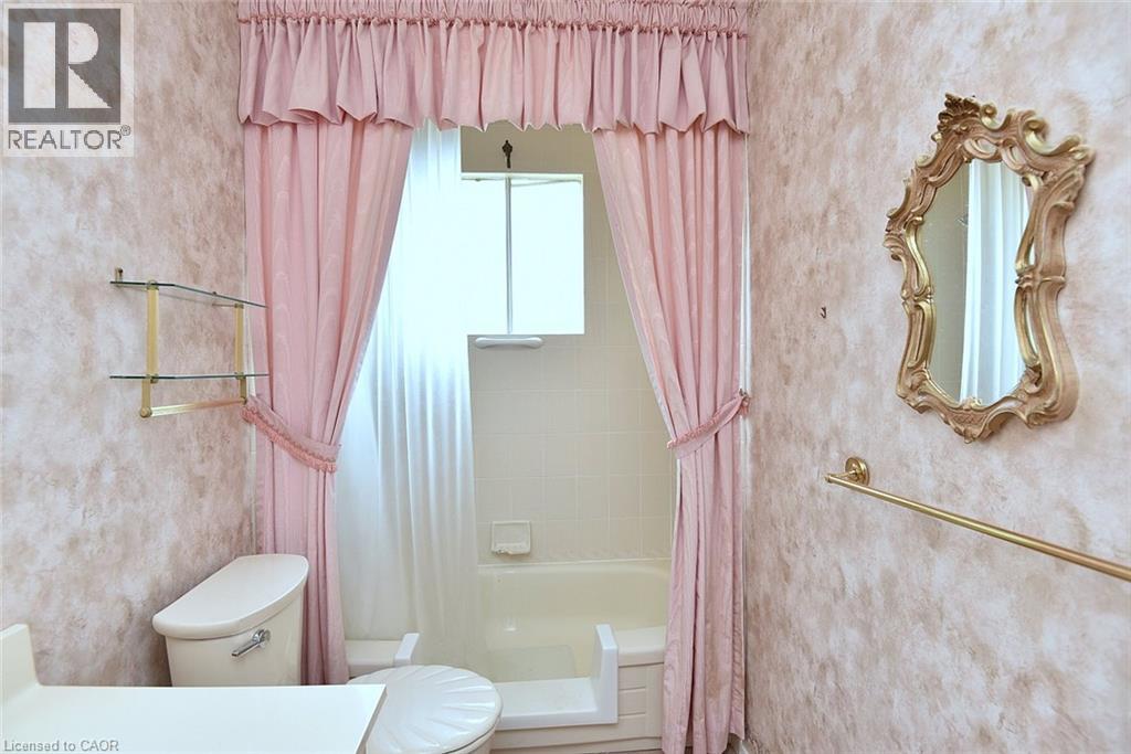 81 Aylmer Crescent — photo 32