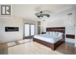 931 Lakeview Ave, Saanich, BC V8X3H7 Photo 17