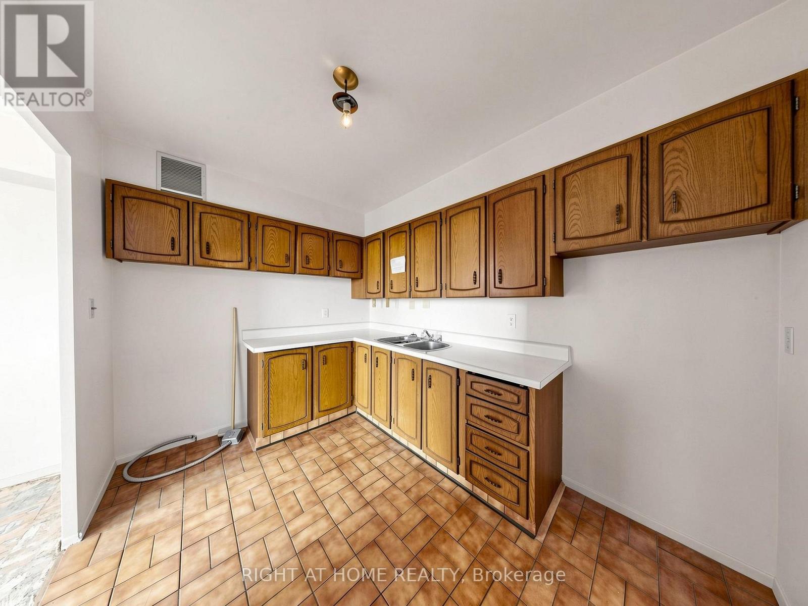 #915 5 VICORA LINKWAY WAY - 21