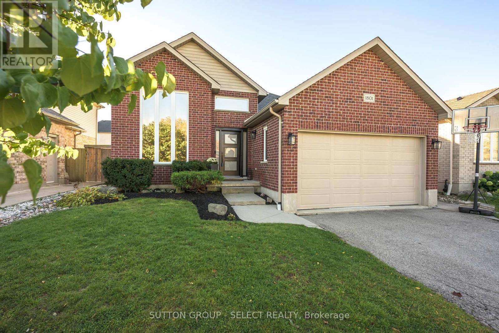1801 SEYMOUR CRESCENT - 2