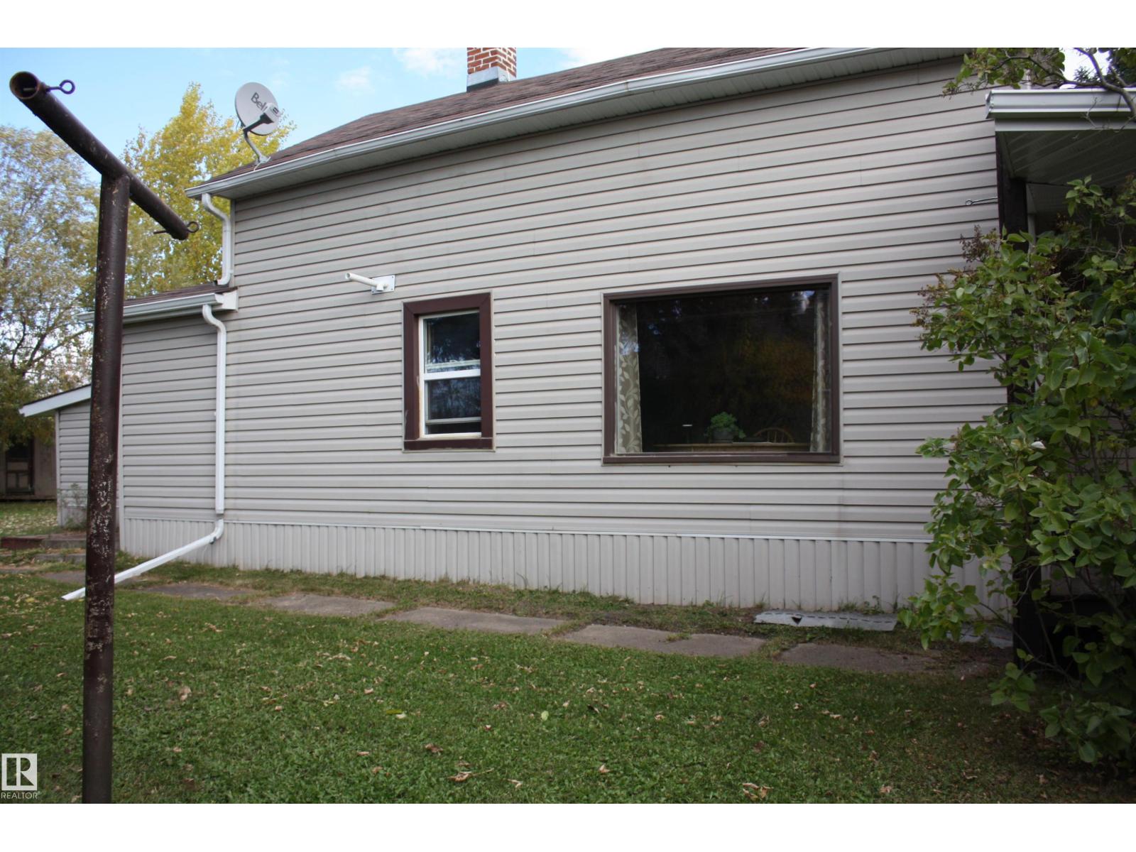 5012 49 AVE - 22