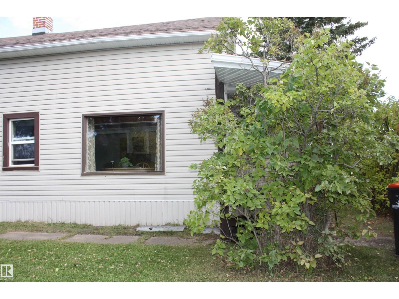5012 49 AVE - 23