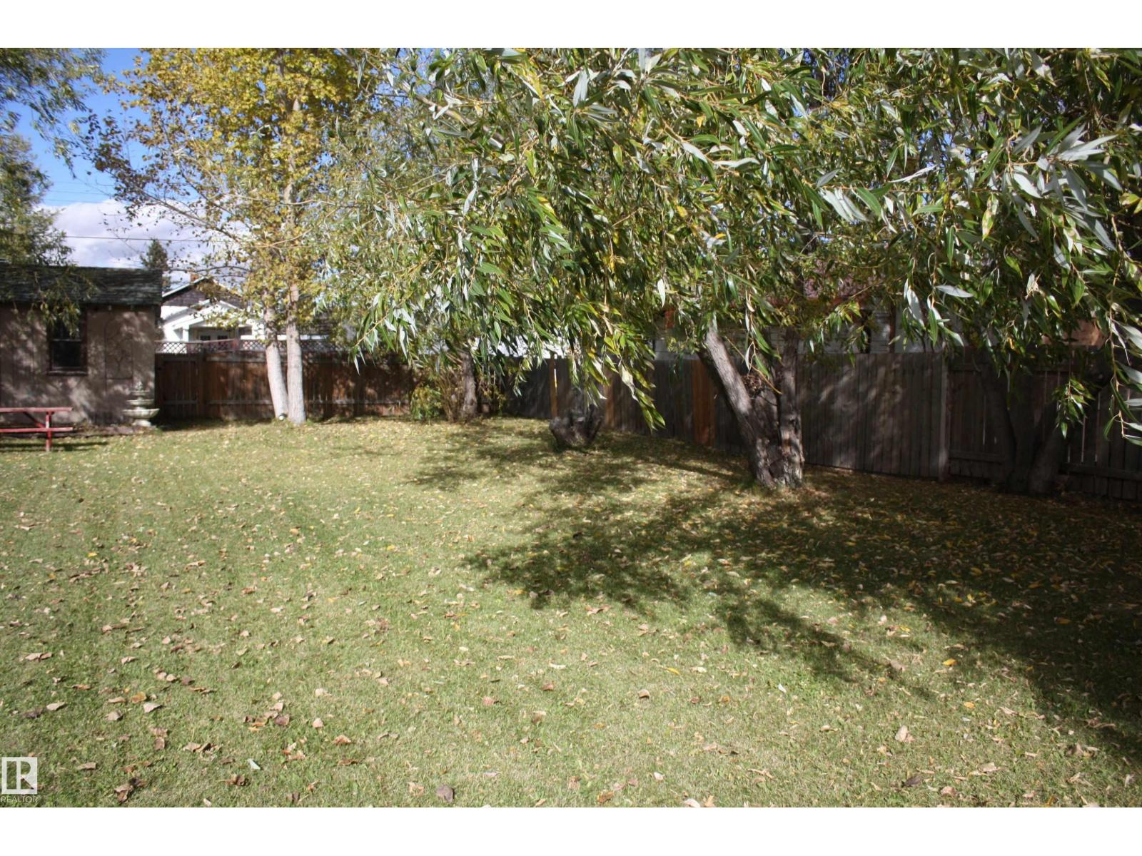 5012 49 AVE - 7