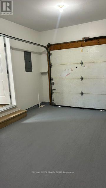 2594 Laurier Street — photo 20