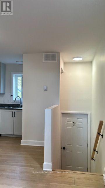 2594 Laurier Street — photo 21