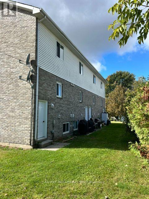 2594 Laurier Street — photo 22