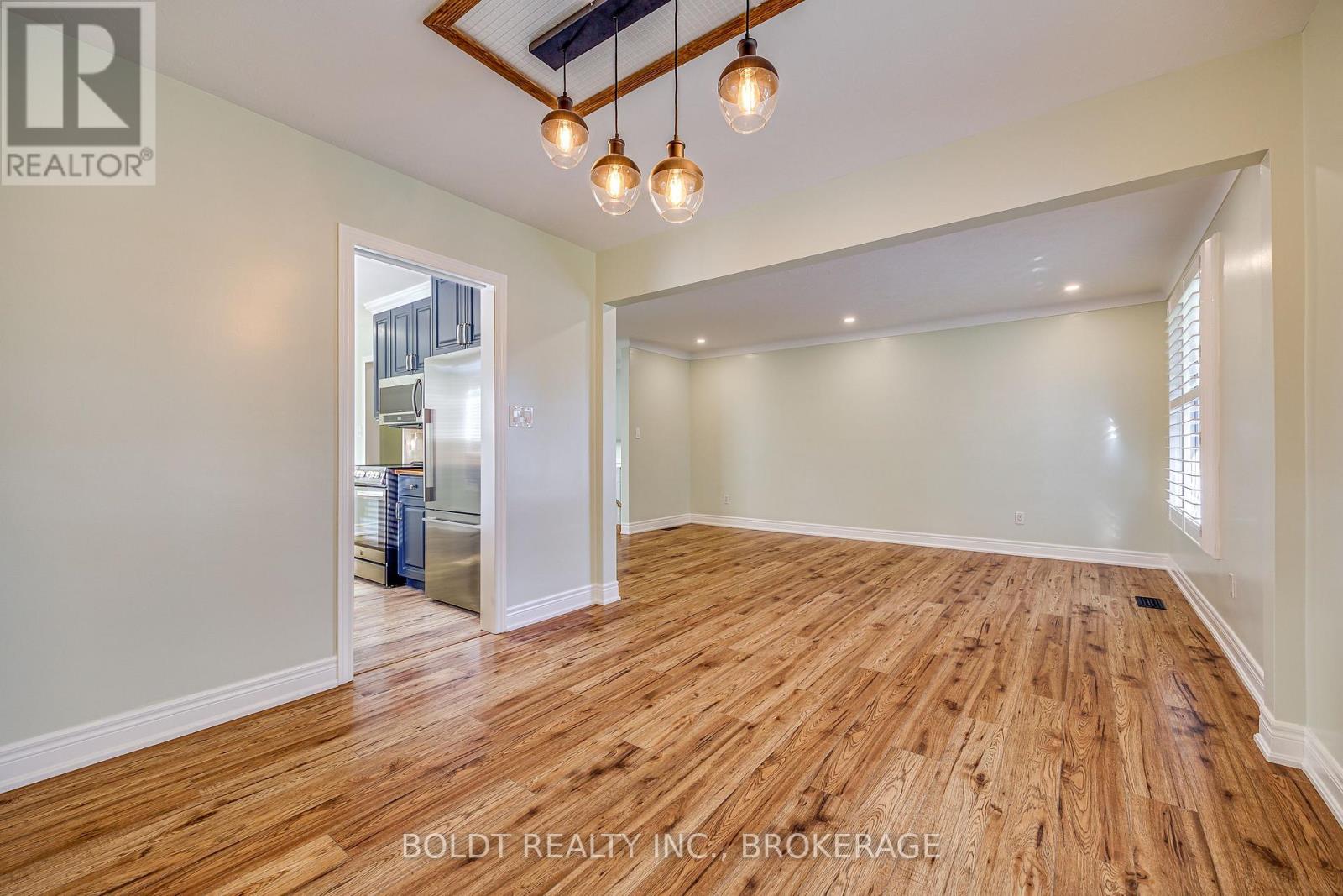 12 BAYSHORE CRESCENT - 12