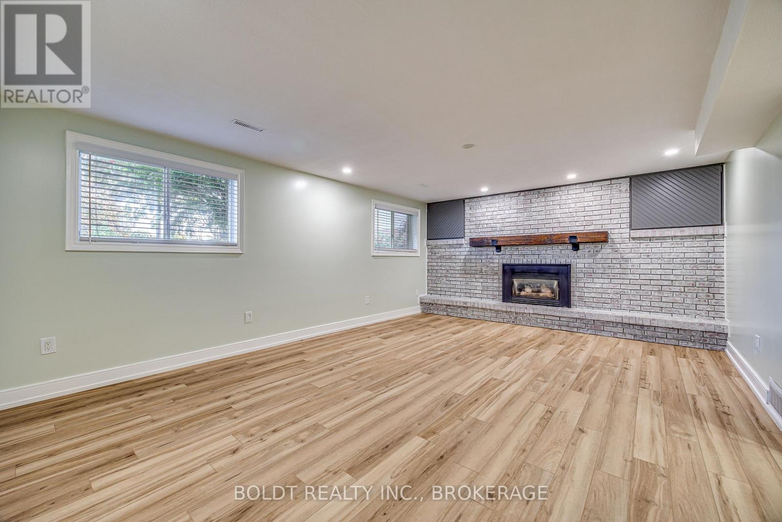 12 BAYSHORE CRESCENT - 29