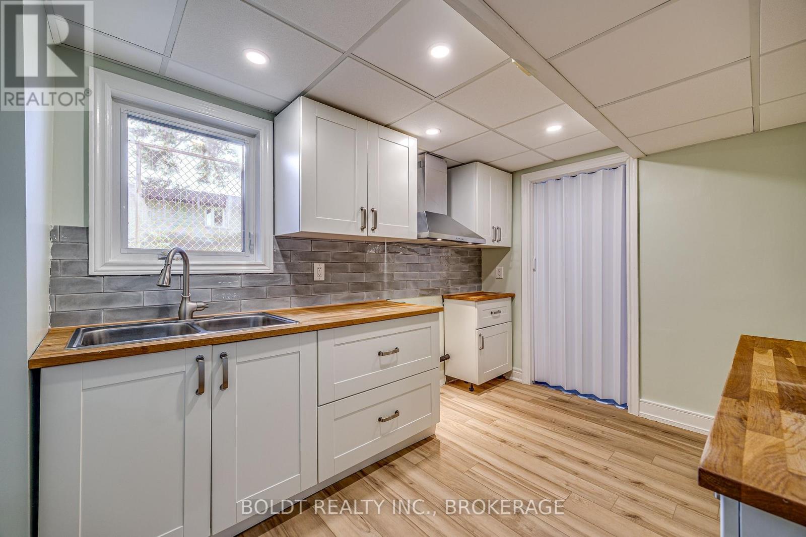 12 BAYSHORE CRESCENT - 34