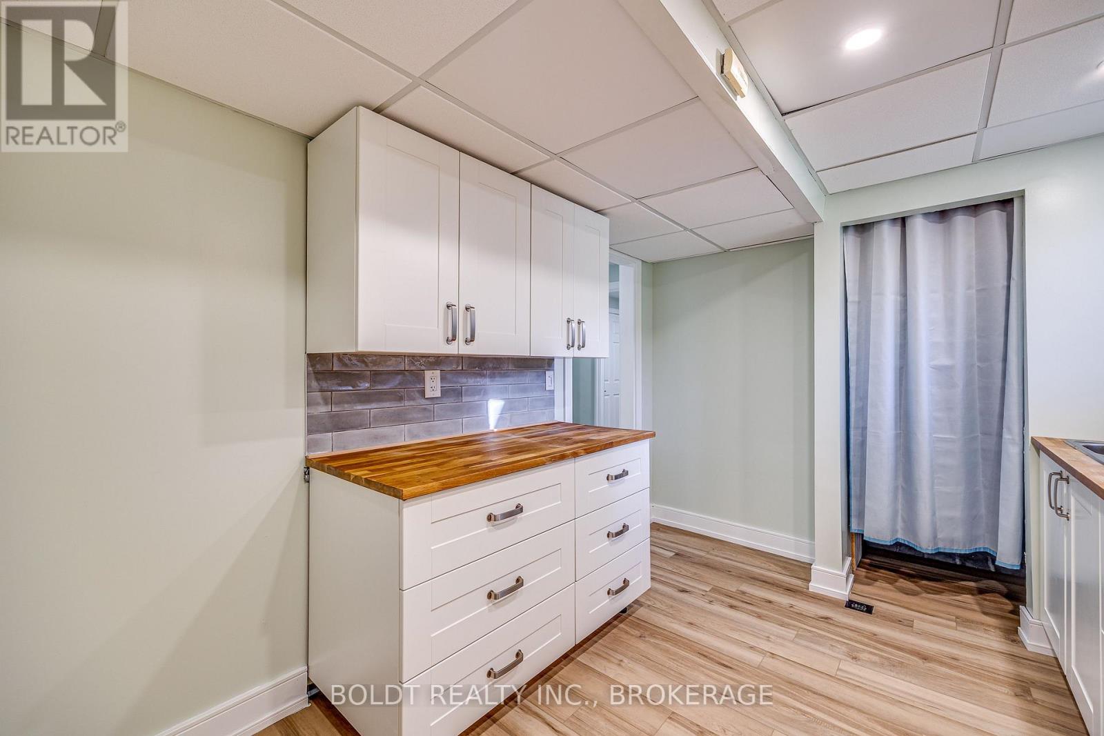 12 BAYSHORE CRESCENT - 35