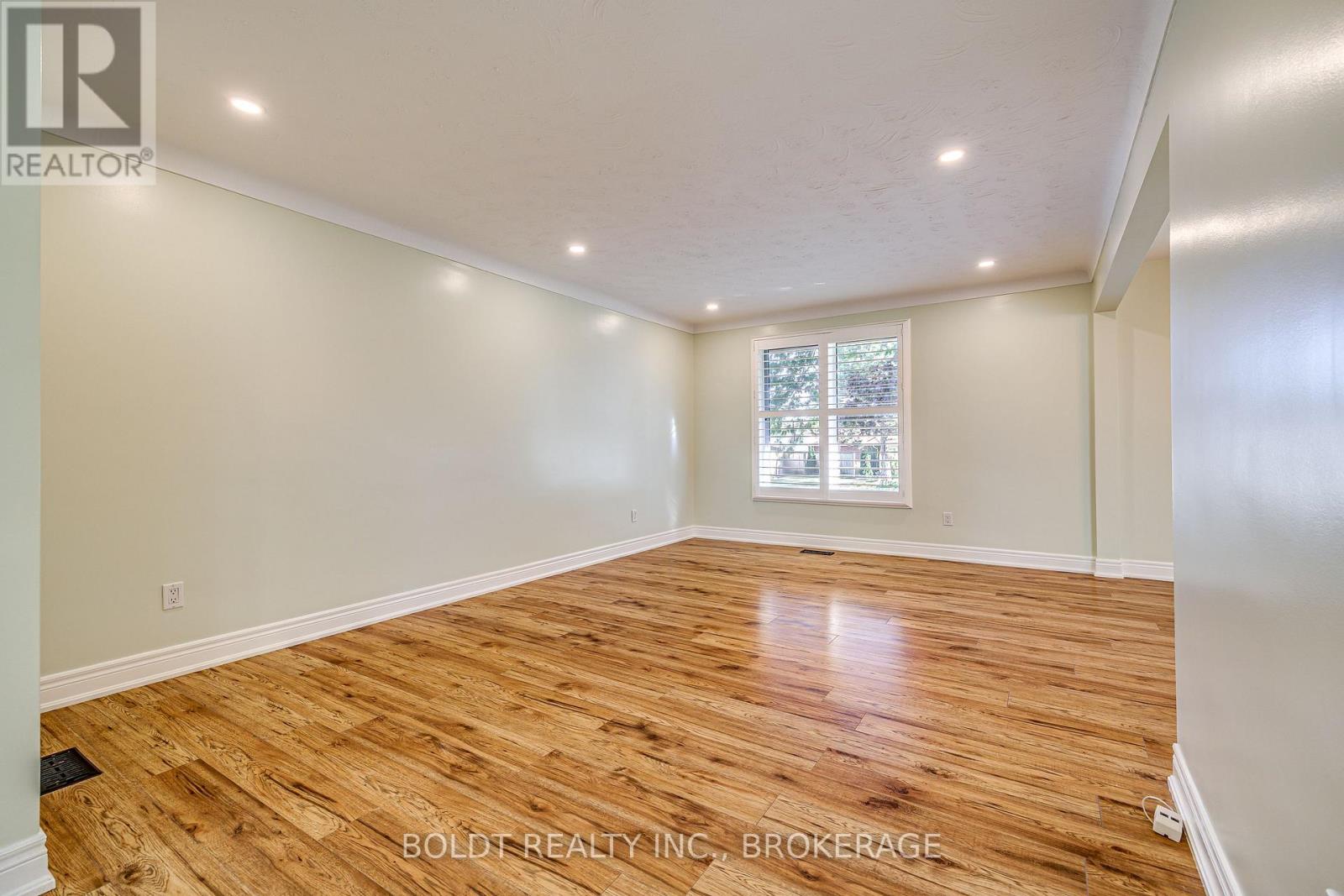 12 BAYSHORE CRESCENT - 9