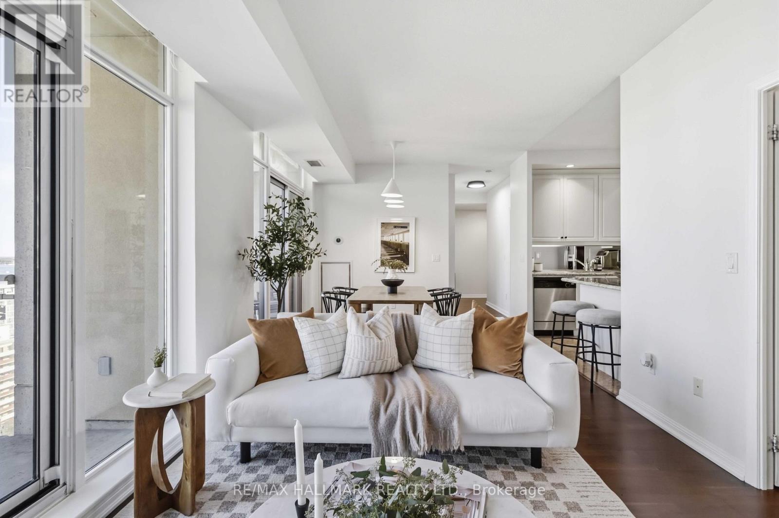 2009- 21 Grand Magazine Street, Toronto, ON photo 8