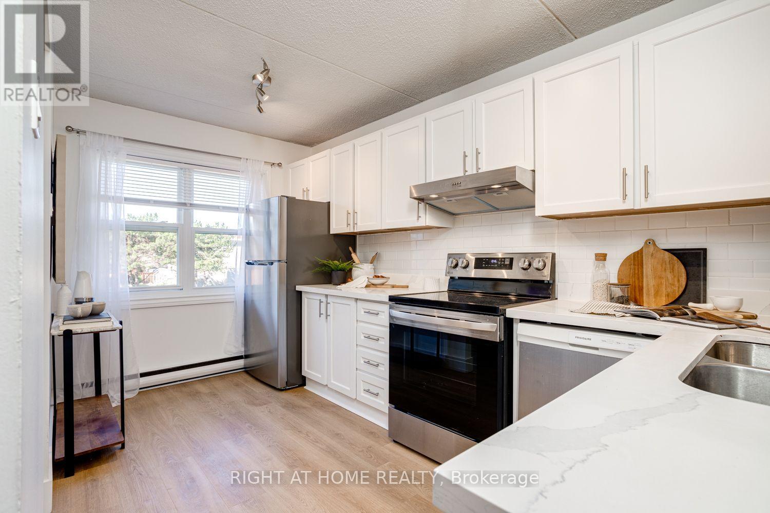 207- 580 Mary Street East, Whitby, ON photo 3