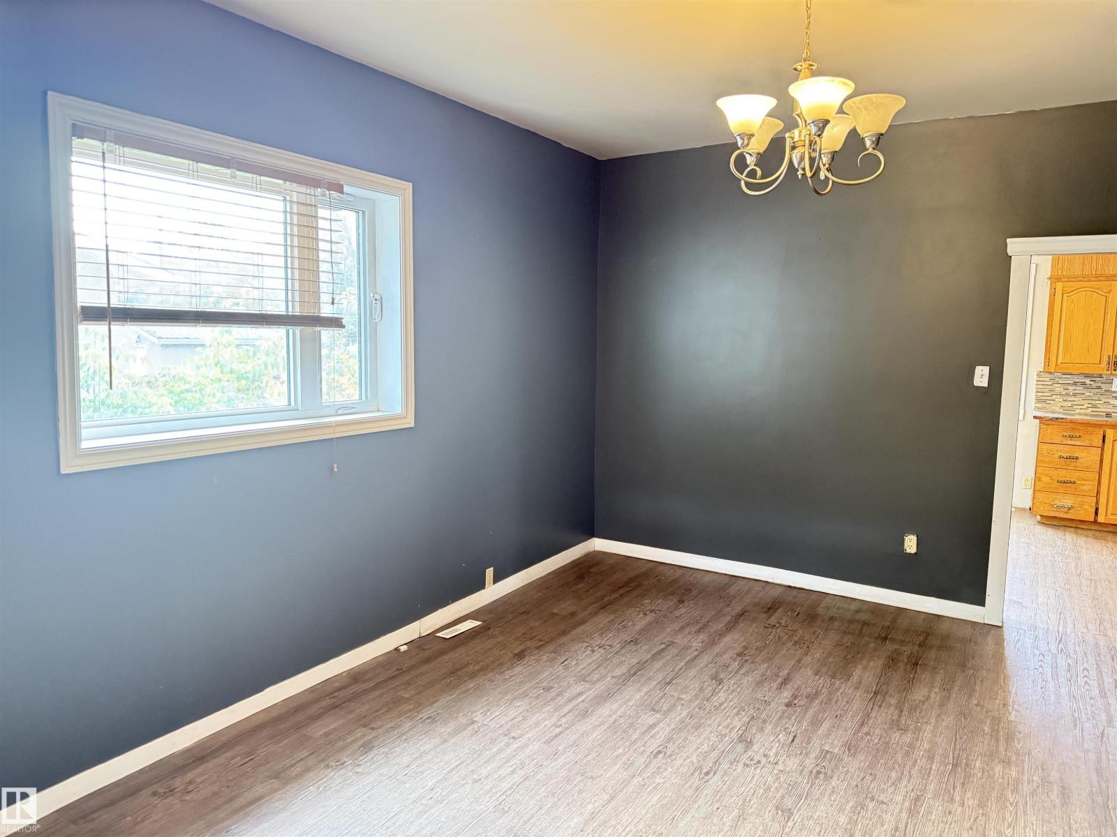 11942 37 ST NW - 11