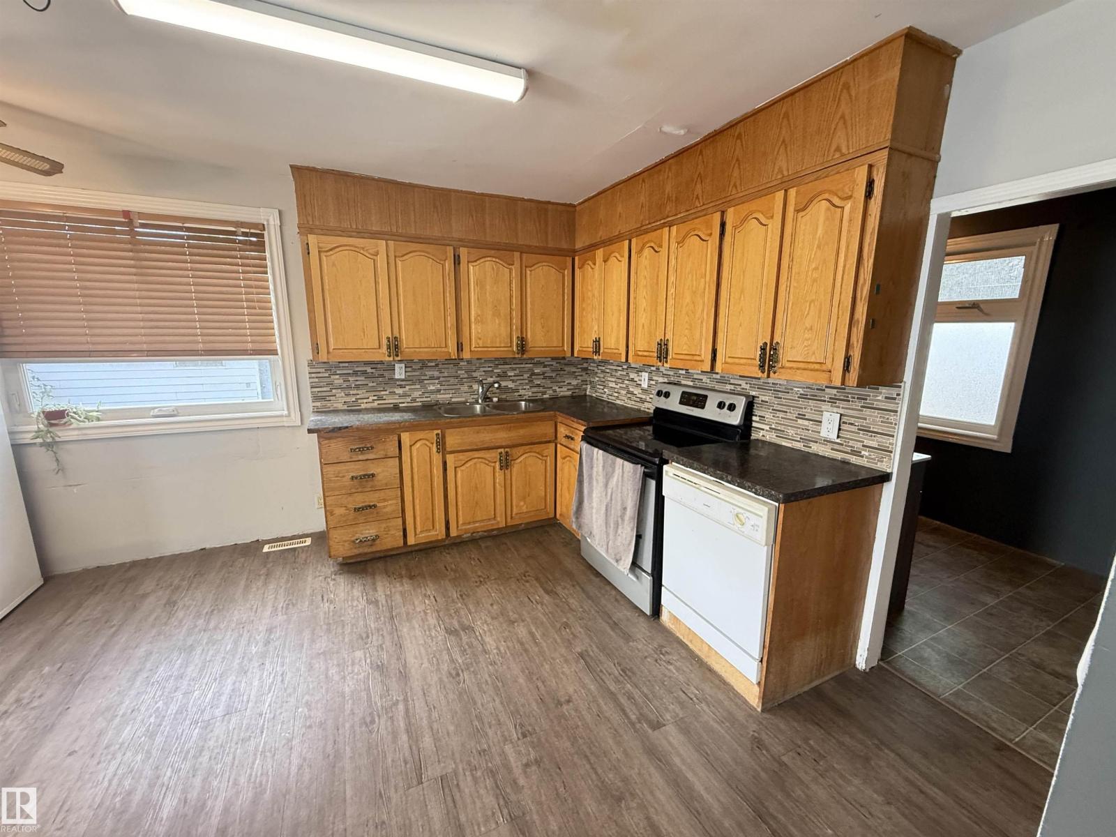 11942 37 ST NW - 16