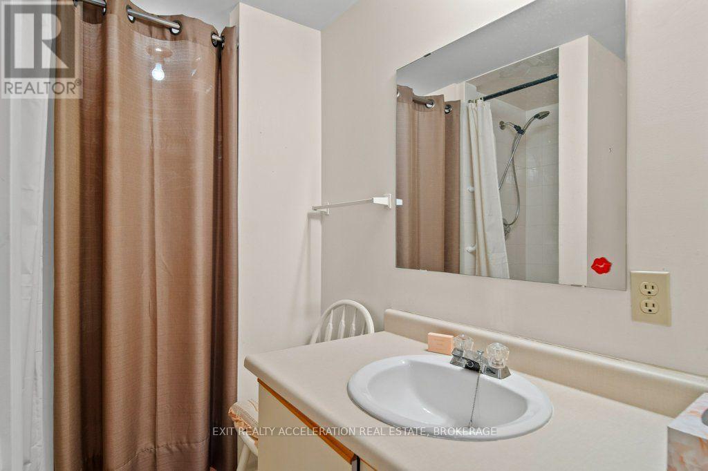 #106 7 CENTRE STREET S - 27