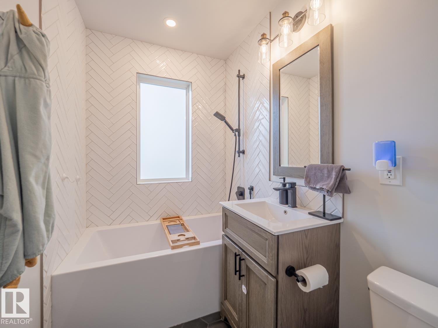 6839 111 ST NW - 14