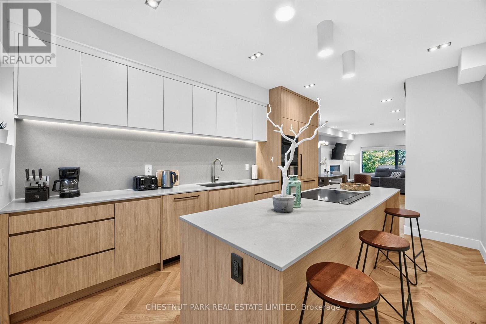26 CAROLINE AVENUE - 11