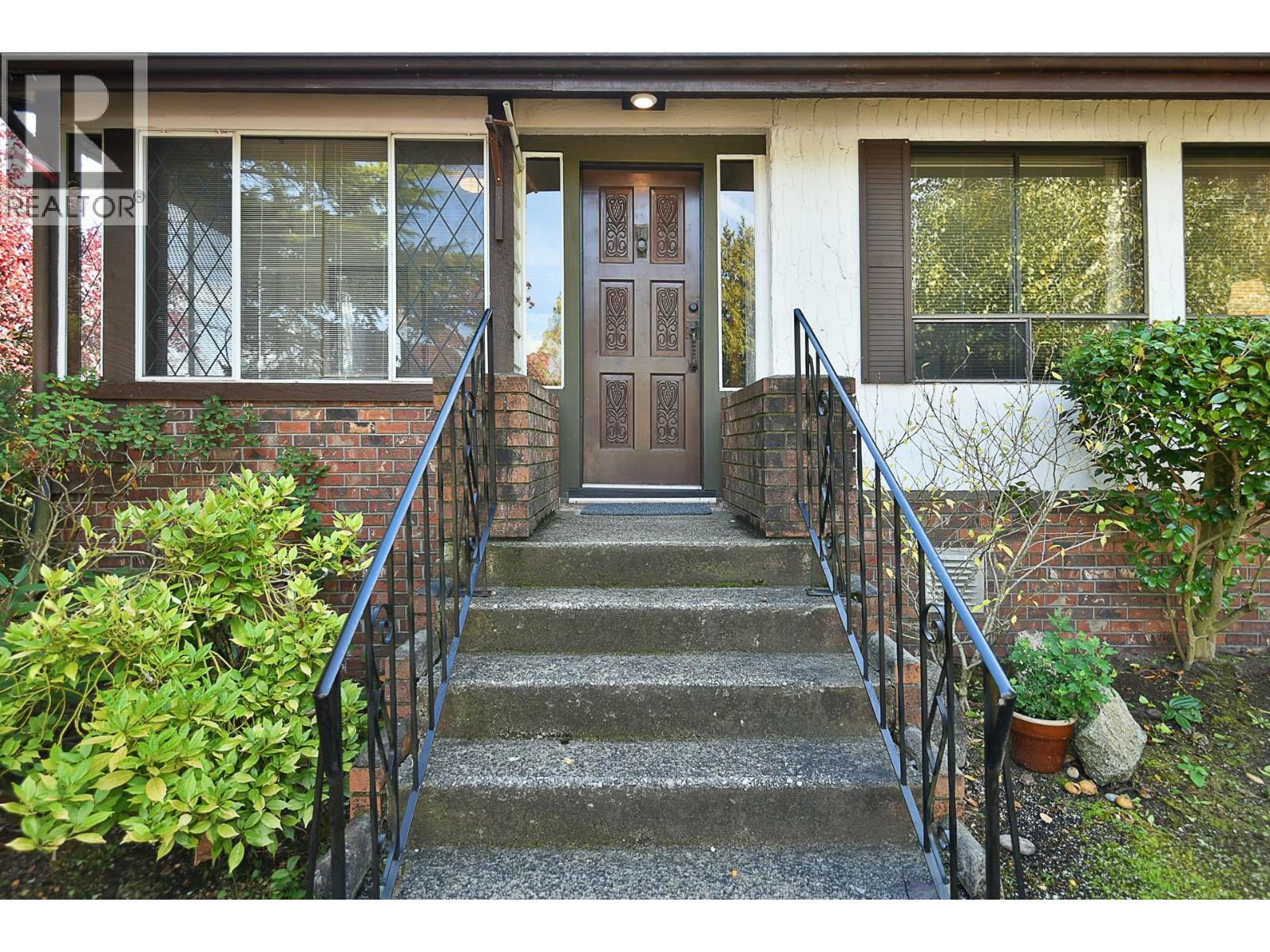 5619 TRAIL AVENUE, Sechelt