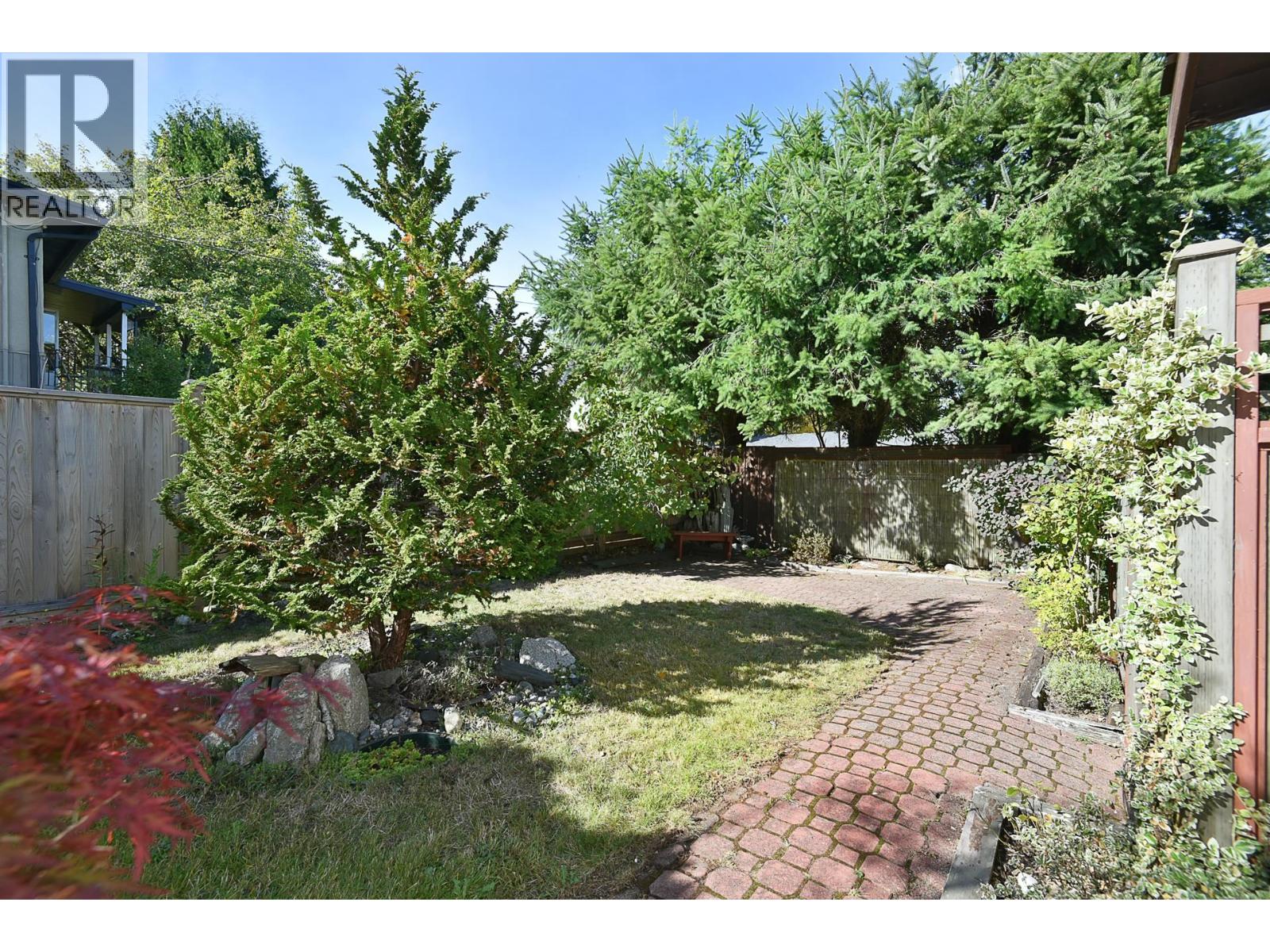 5619 TRAIL AVENUE, Sechelt