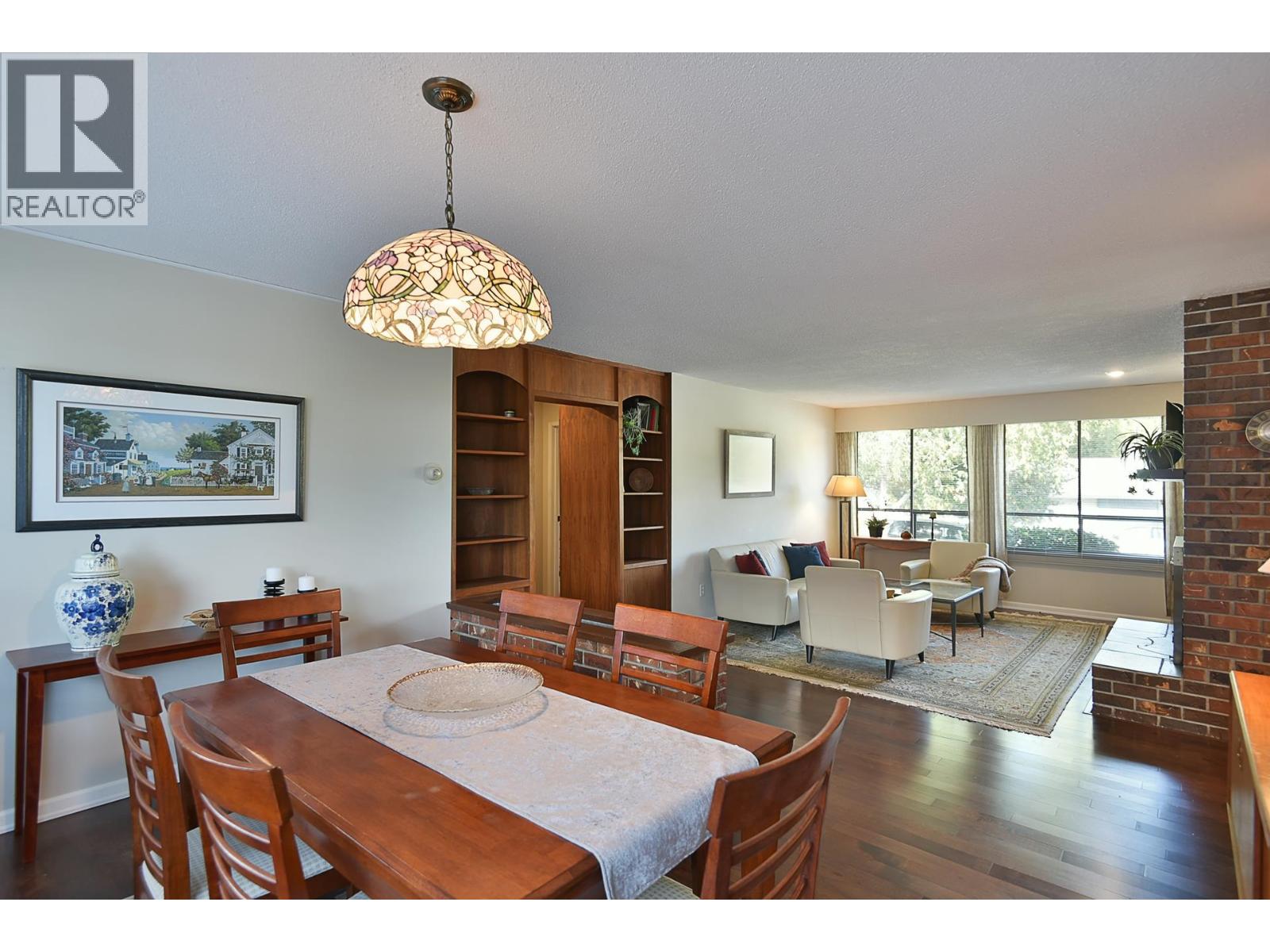 5619 TRAIL AVENUE, Sechelt