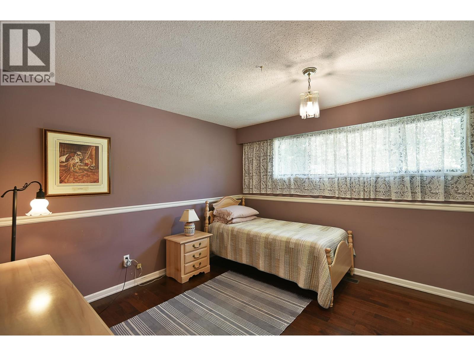 5619 TRAIL AVENUE, Sechelt