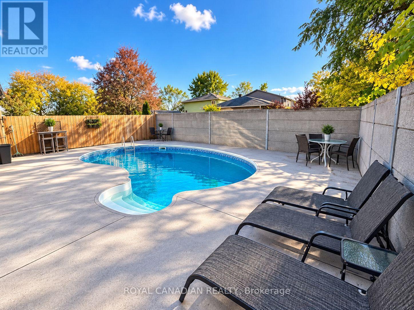 36 Maplegrove Avenue, Bradford West Gwillimbury, ON photo 1