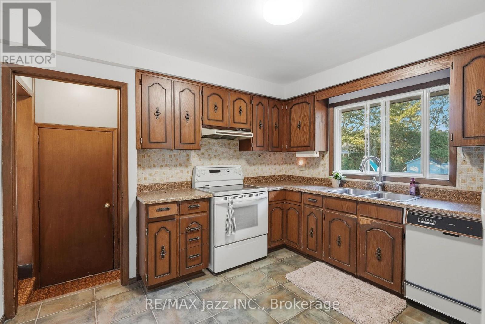 346 CONLIN ROAD E - 17
