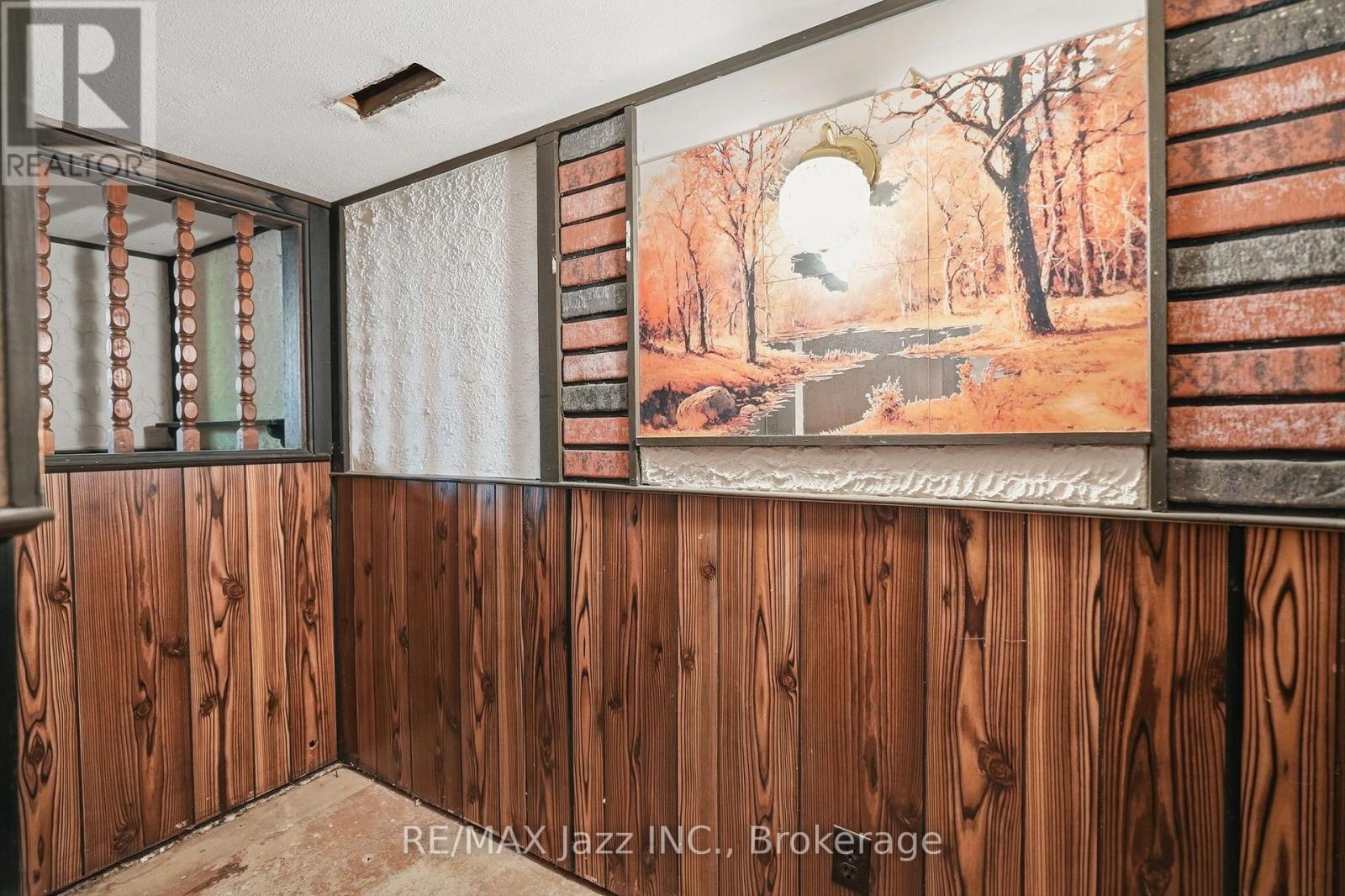 346 CONLIN ROAD E - 33