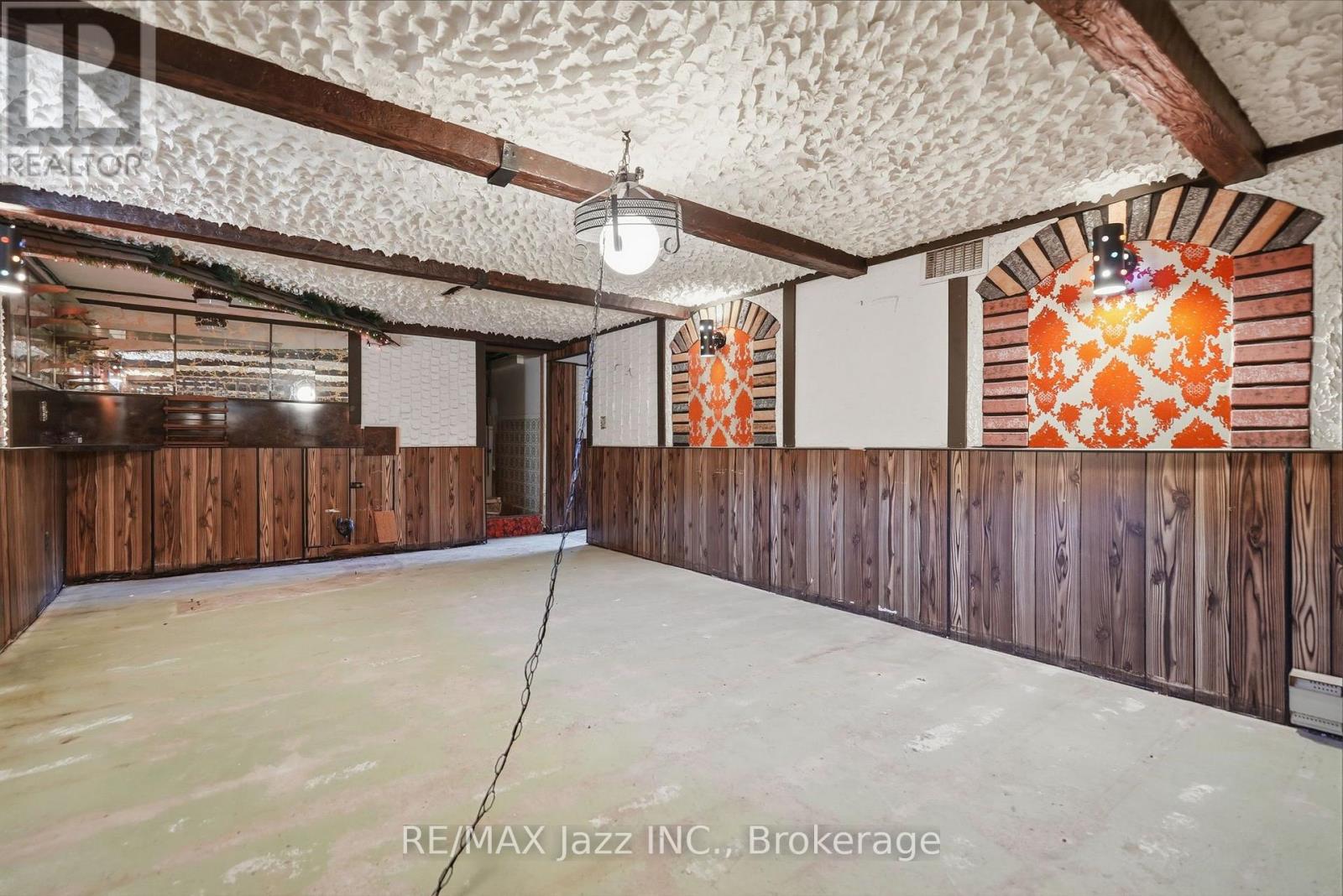 346 CONLIN ROAD E - 37