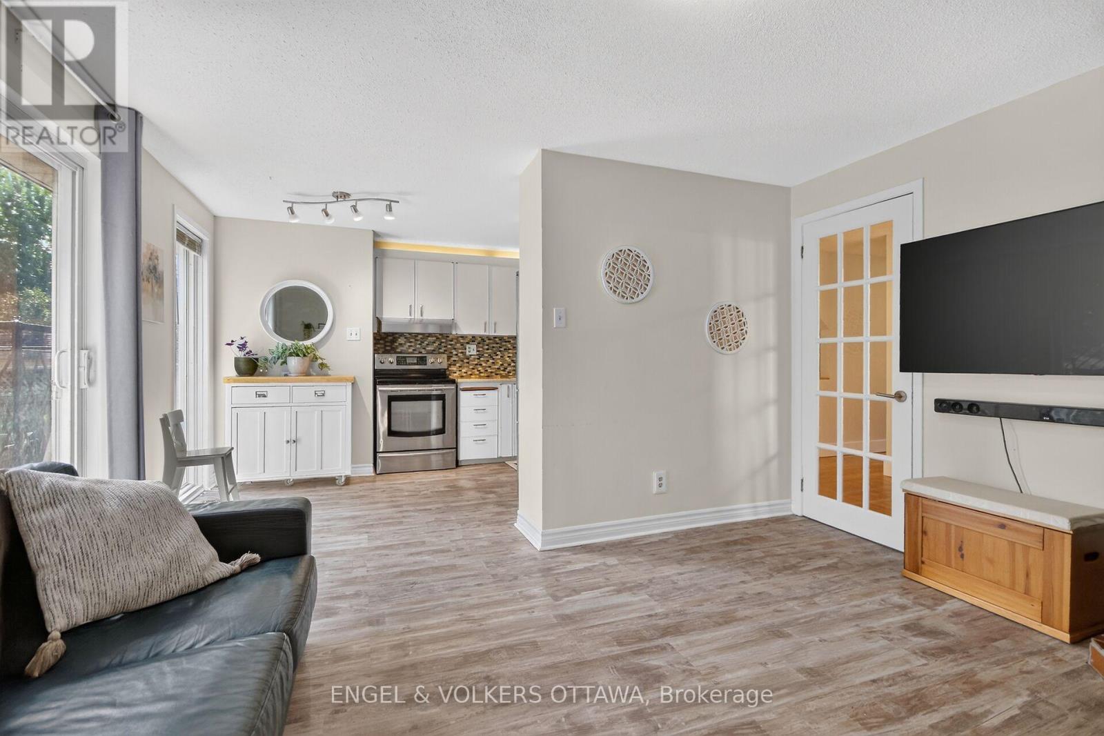 138 SHERWAY DRIVE - 15