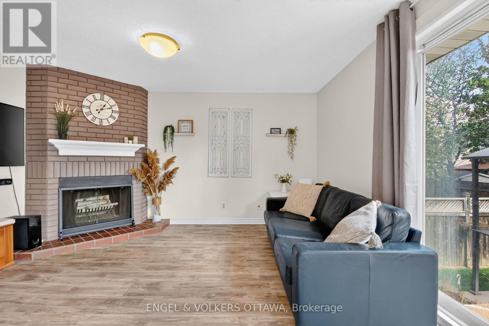 138 SHERWAY DRIVE - 16