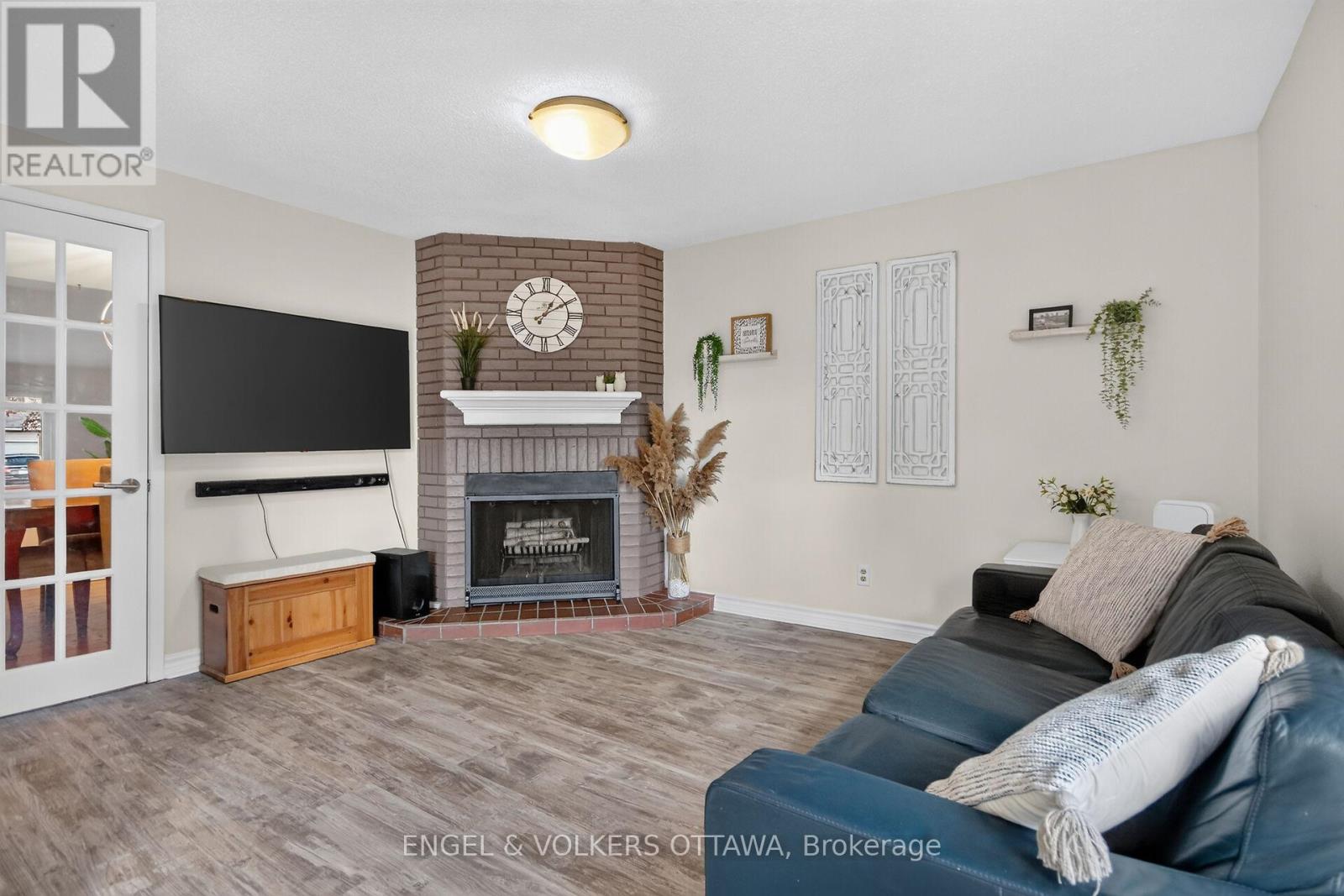 138 SHERWAY DRIVE - Image 17