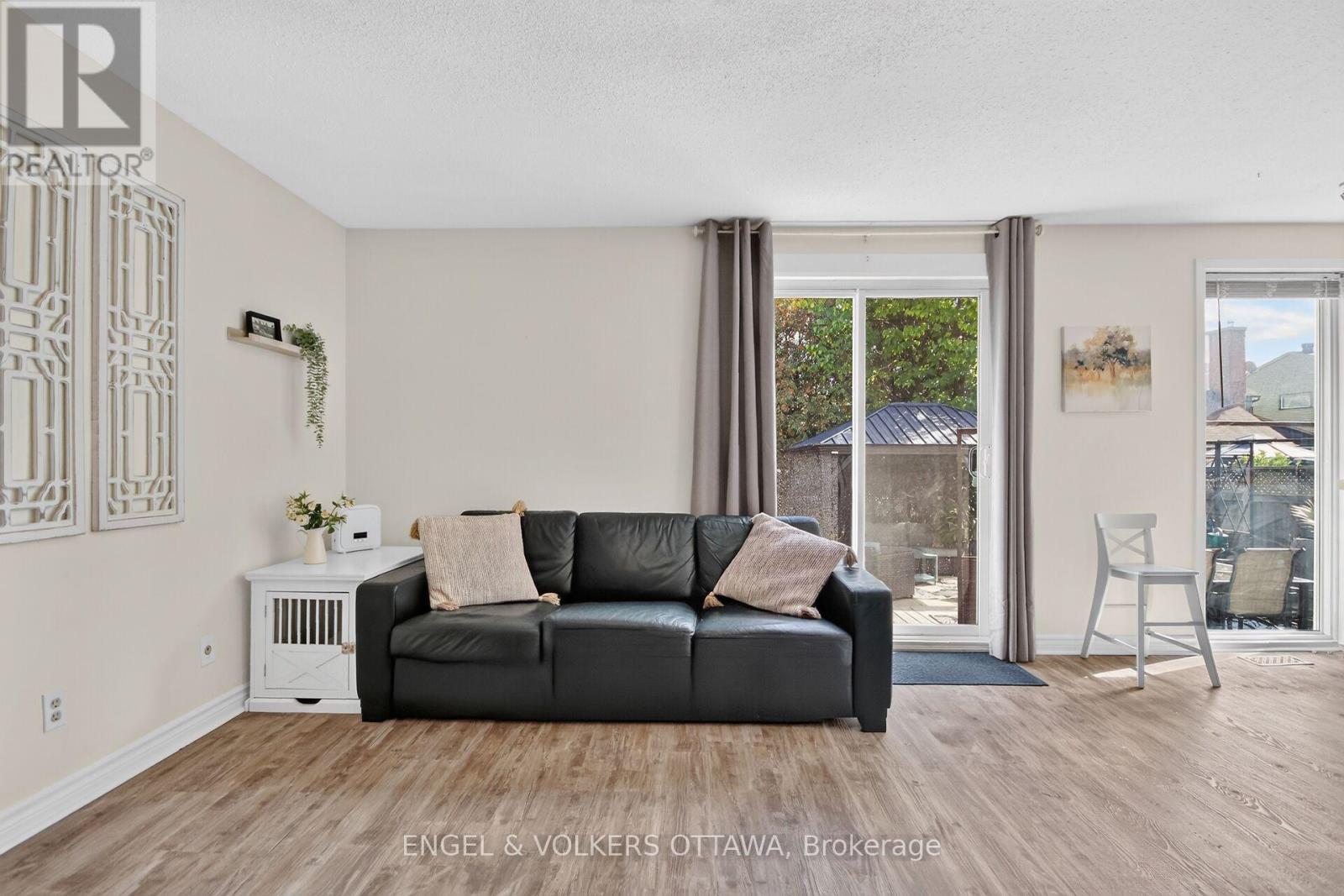 138 SHERWAY DRIVE - 18