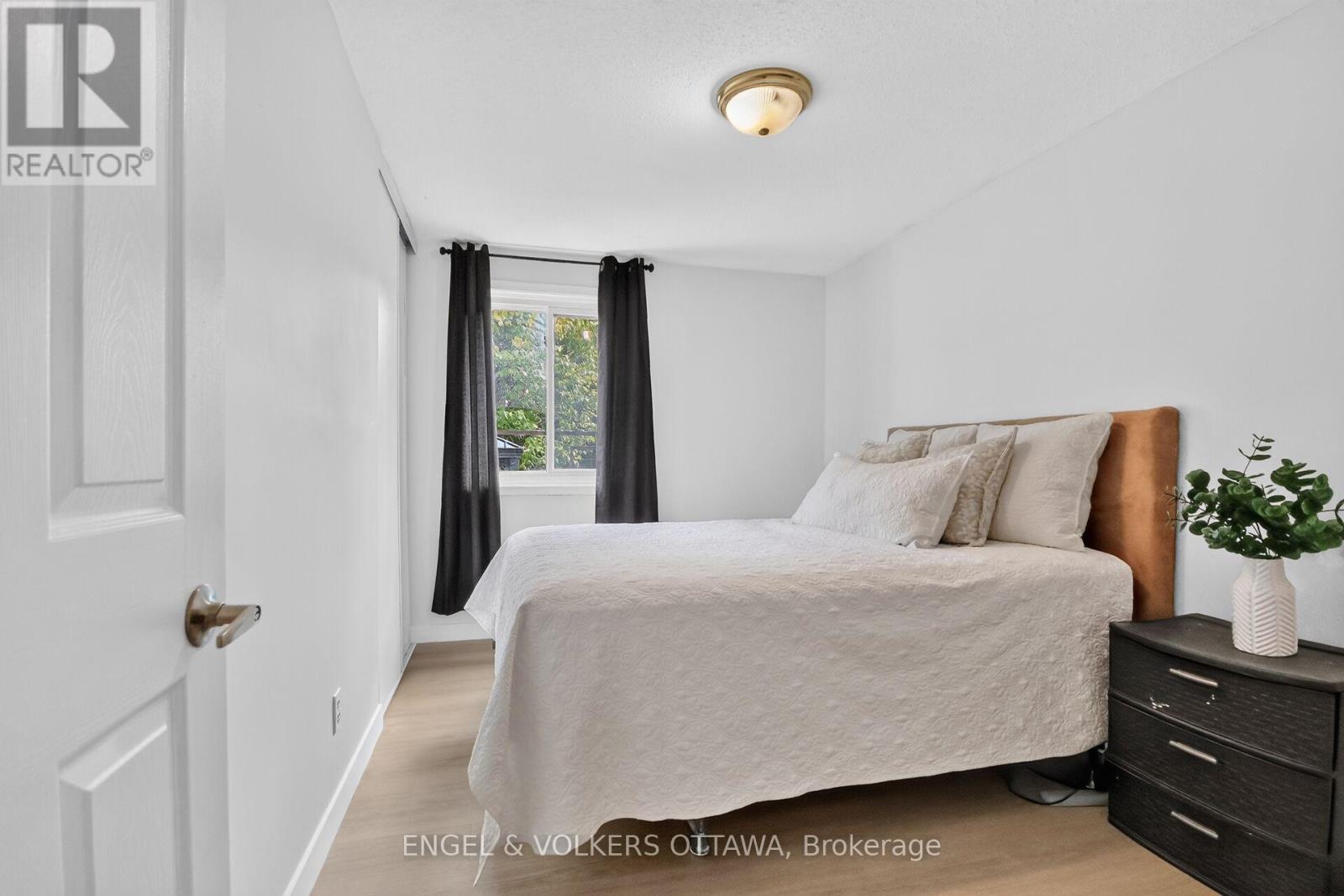 138 SHERWAY DRIVE - 19