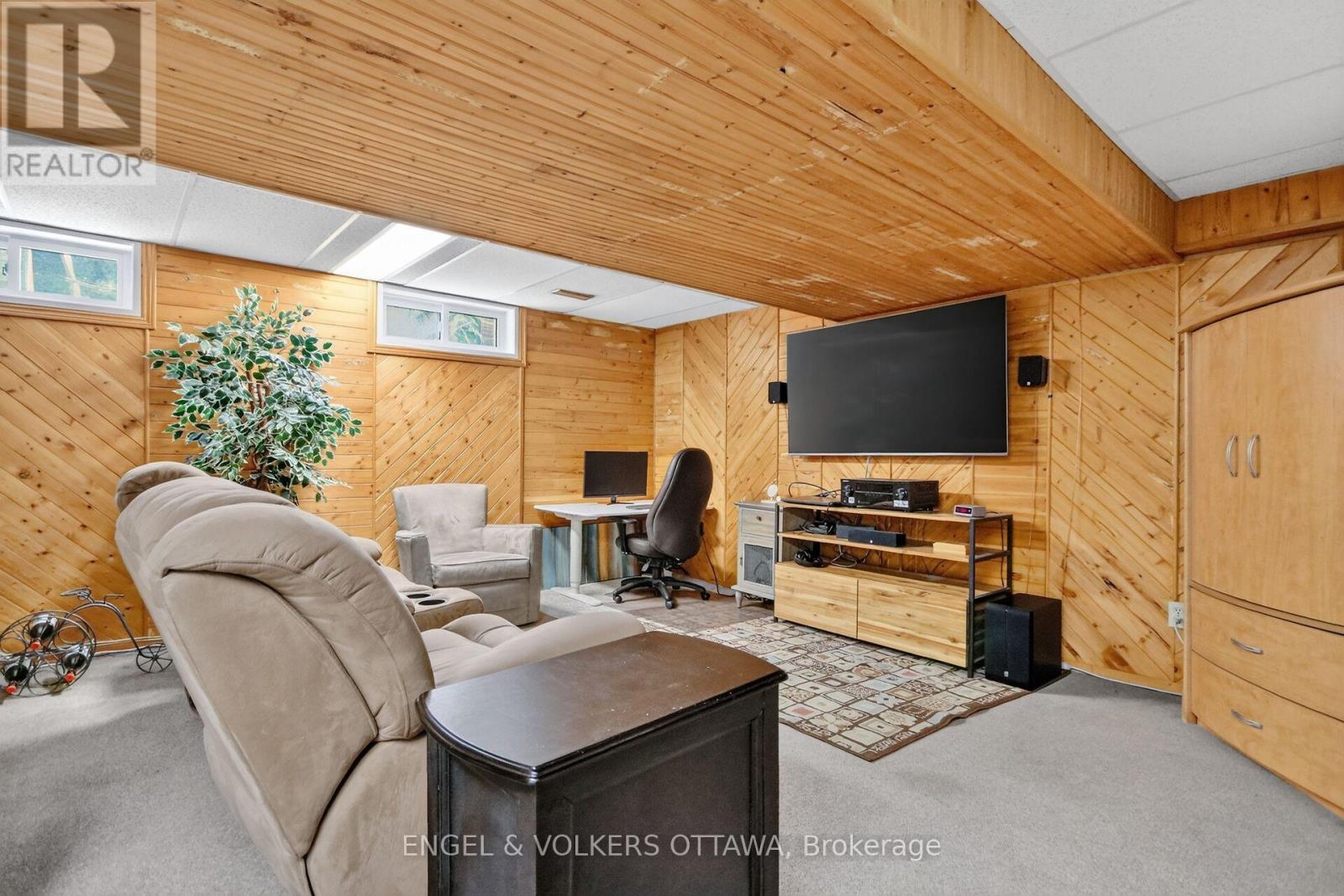 138 SHERWAY DRIVE - 32