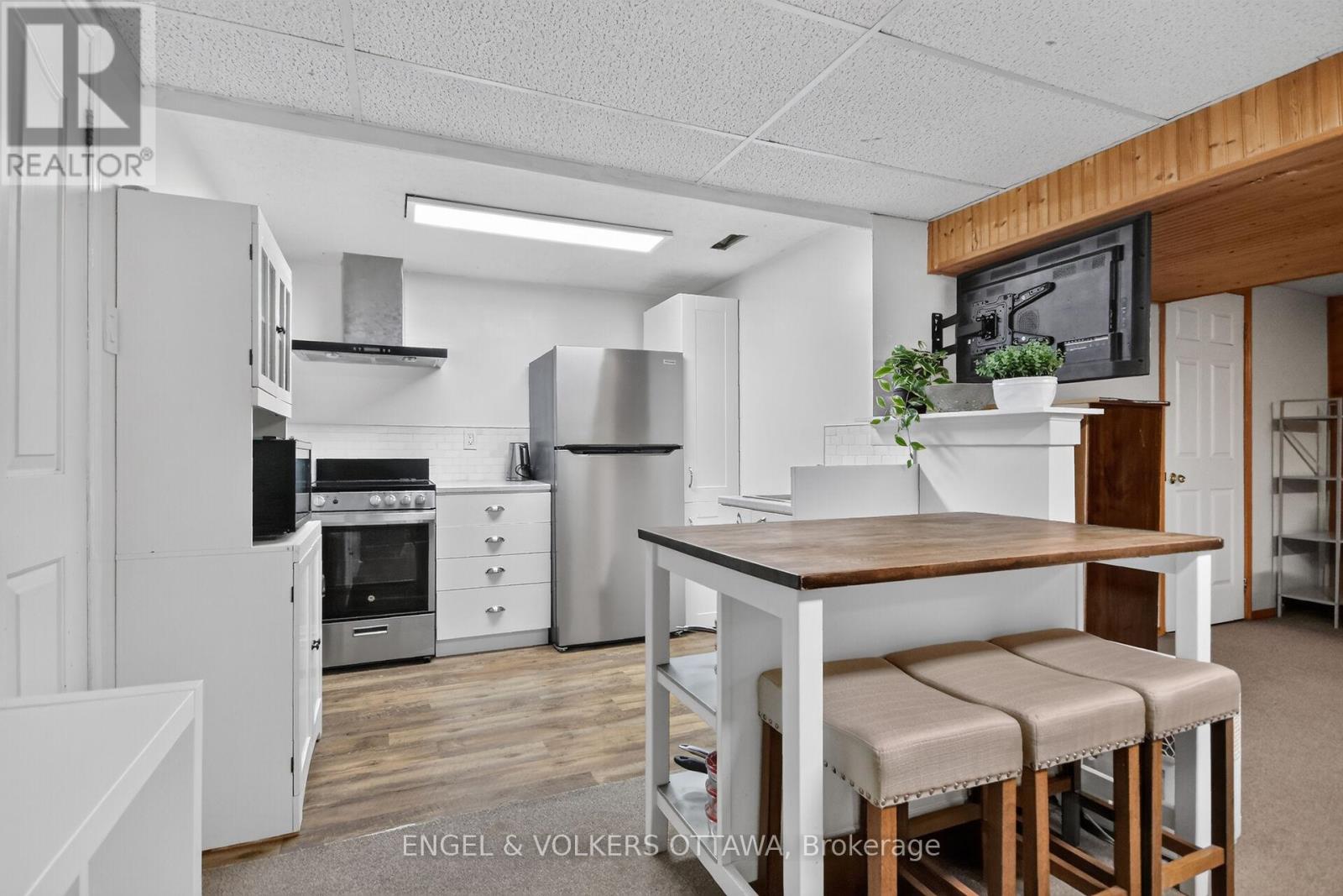 138 SHERWAY DRIVE - 4