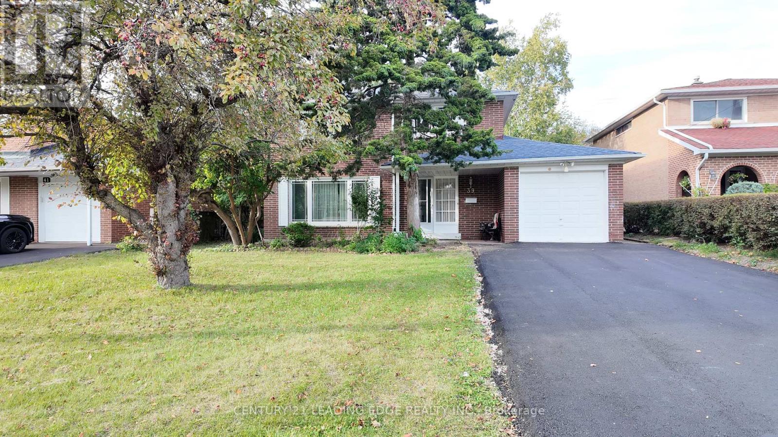 39 WADDINGTON CRESCENT - 1